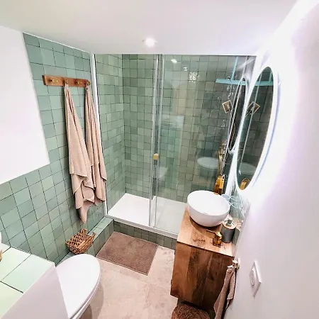 Proche De La Avec Jardin شقة