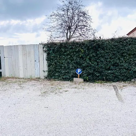 Proche De La Avec Jardin شقة