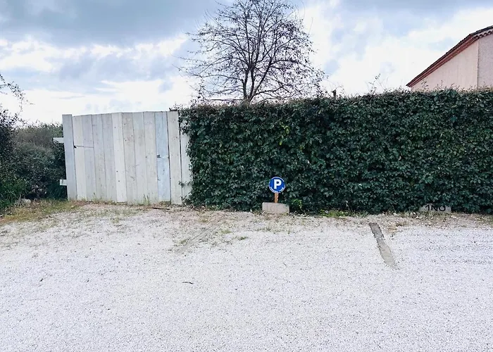 Proche De La Avec Jardin شقة